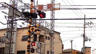 踏切】近鉄南大阪線 オーバーハングの根本に警報灯がある踏切
