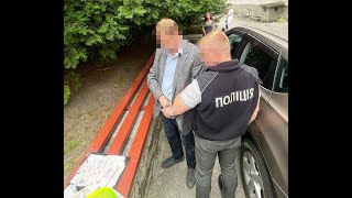 На Житомирщині поліцейські затримали директора лікарні  на хабарі: слідчі оголосили йому про підозру