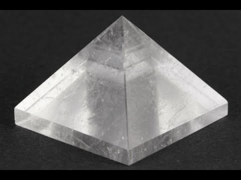 ピラミッド型 天然水晶 58g / Quartz Pyramid - YouTube