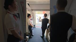 Закрытие двери самолёта Boeing 767 бортпроводником AZUR air
