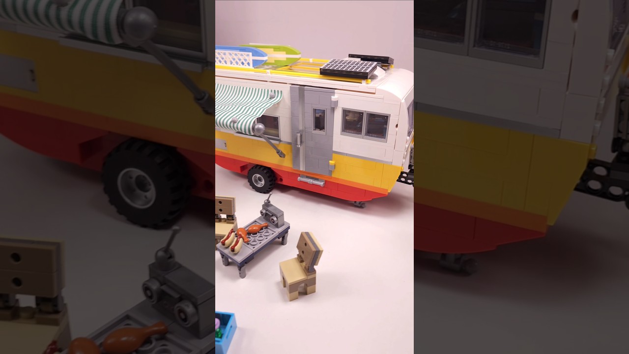 FunWhole Travel Trailer (F9032) vs Mysterious Gift LED Minifigures GWP (F9045) 
