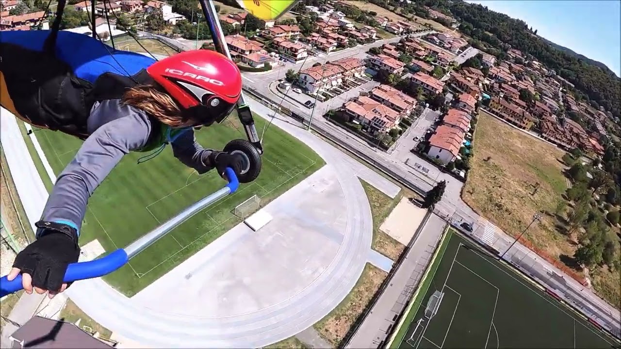 landing in a hang gliding football field  Tra la la la !         (Hangliding)