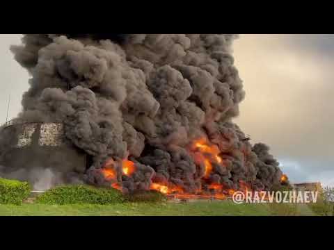 В Севастополе предположительно после атаки беспилотника горит резервуар с топливом