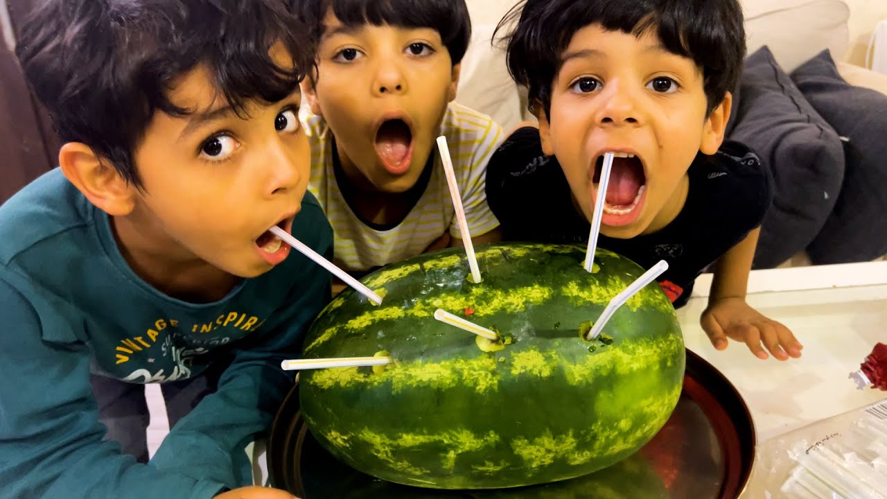 نواف وزياد والياس يجربون يدخلون المصاصات بالبطيخ !