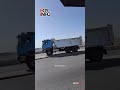 صاحب تريلا يخالف اتجاهات السير علي الطريق السريع