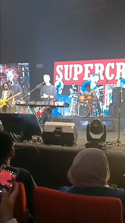 Fariz RM memperkenalkan band pengiringnya 'Super Cross' asal Bandung #RockinCelebes Makassar