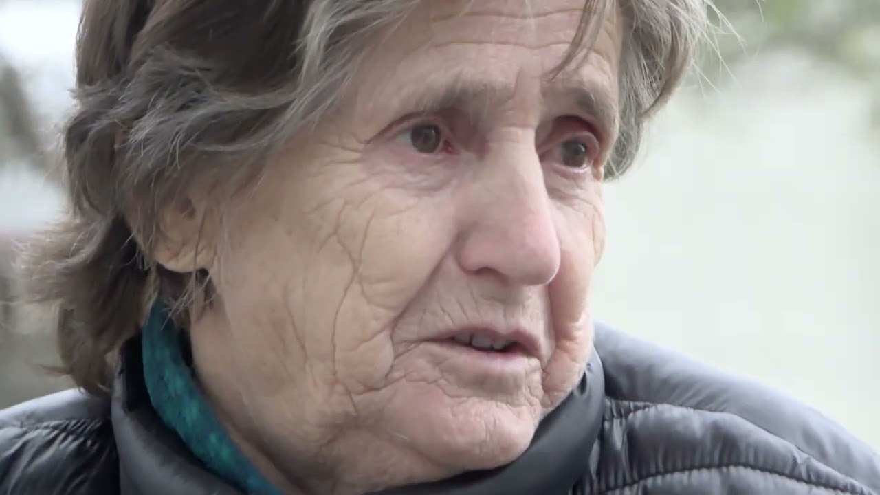 Historia e të moshuarës Durime Asllani, sfidon moshën për vajzën e saj të sëmurë