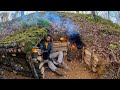 Abri de survie bushcraft camping profonde dans la fort sauvage chemine primitive cuisine