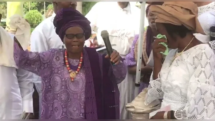 ACTRESS REMI SURUTU IN TEARS AS SHE LAY MOTHER TO REST AT IKOYI CEMETERY