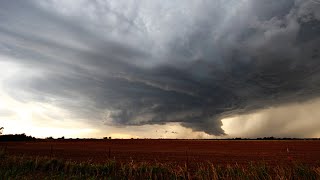 Supercells from a distant view: How to tell if the storm is strengthening or not...