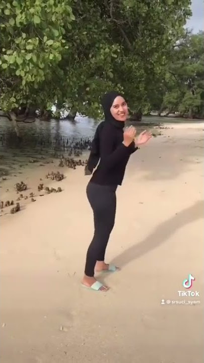 Goyangnya asyik #jilbab #shorts #jilboobs