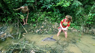 Primitive Life 149: The ethnic girl suddenly met an aboriginal boy watching her catch fish