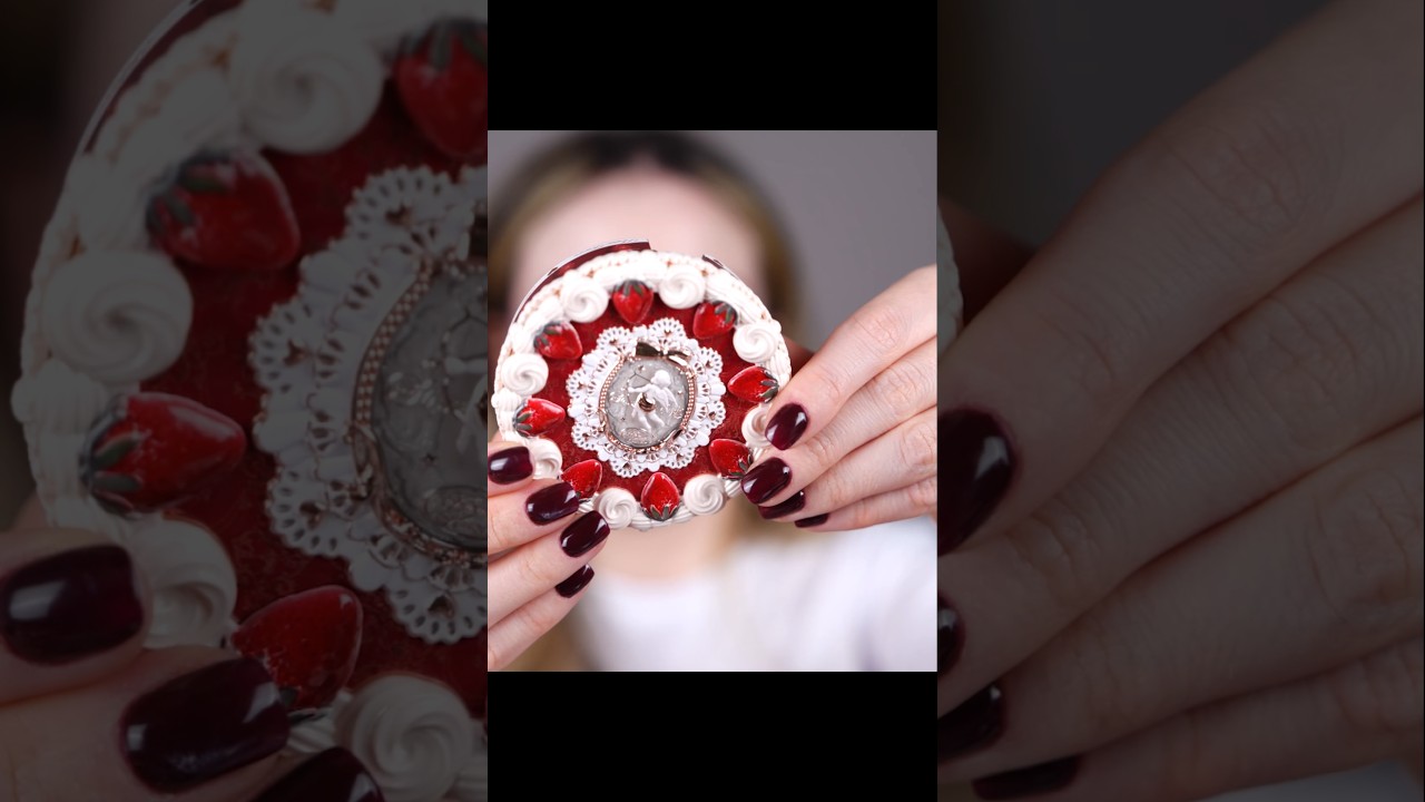 FLOWER KNOWS Strawberry Cupid Pressed Powder 🎀 Packaging, Formula & Swatches! 