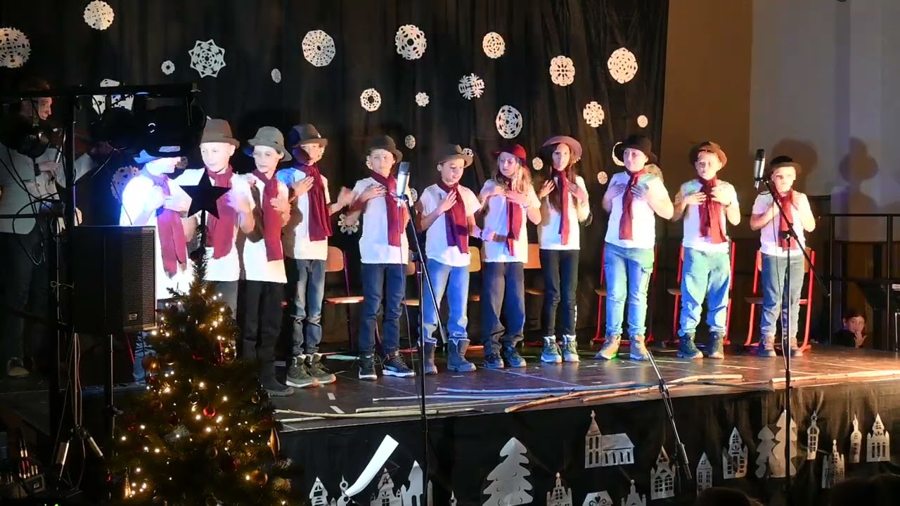 Vánoční školní besídka - 18. prosince 2024 - 4. třída - pásmo čtyř koled - I.
