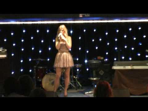 Jennifer Ewbank A Line in a A song Live op haar Me...