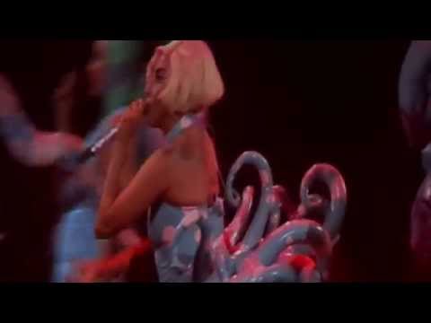 Videó: A paparazzik fürdőruhában rögzítik Katy Perry cellulit combjait