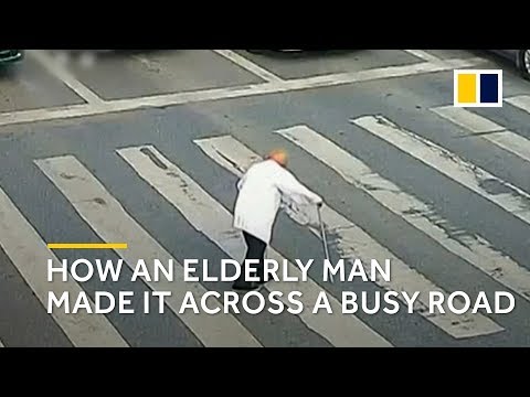 China: How an elderly man made it across a busy road