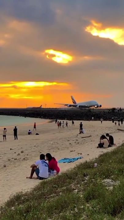 indahnya sunset dan pesawat landing di pantai kelan bali