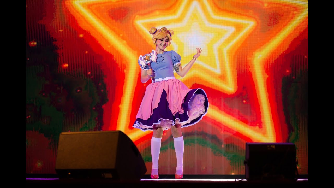 Star Vs The Forces of Evil  cosplay defile Star Butterfly on CON Versia
