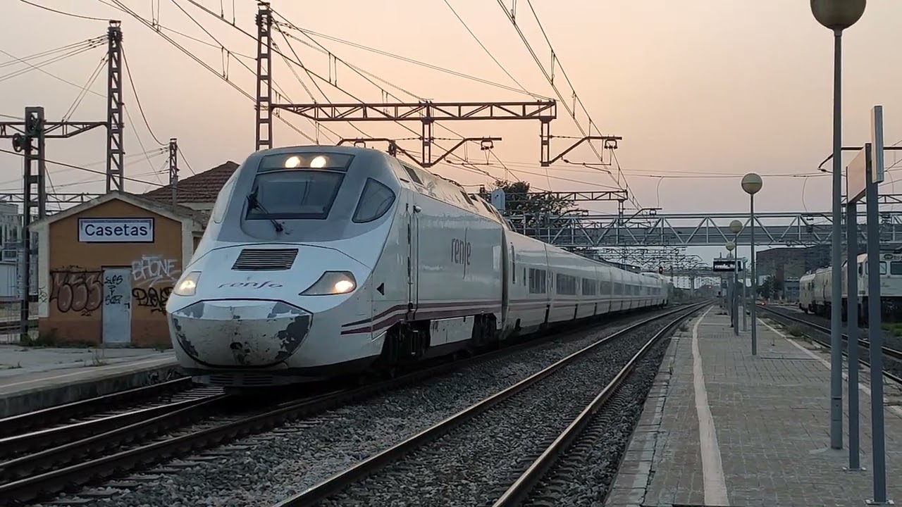 Alvia con destino Barcelona Sants, a su paso por el enclave ferroviario de Casetas (Zaragoza)