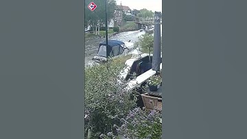 Scheurende boot zorgt voor golfslagbad | #shorts