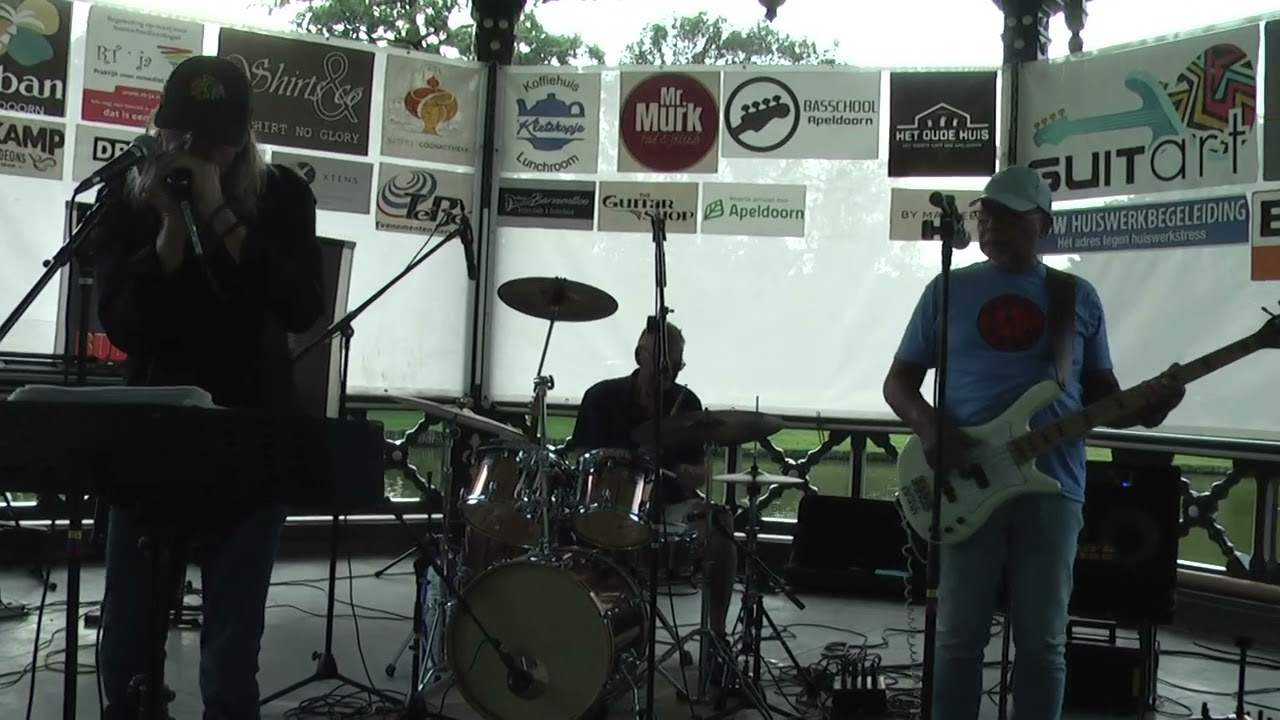 Muziektent Oranjepark Apeldoorn, live on stage Buddy Friends, zondagmiddag 10 augustus 2025.