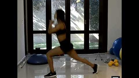 Afundo com salto alternando as pernas