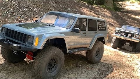 Axial SCX10 II Jeep Cherokee XJ / Traxxas TRX4 Ford Bronco rock crawling on a summer day