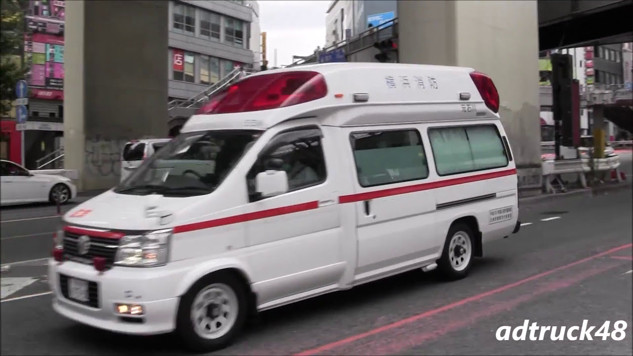 緊急走行する救急車を通過させる為 交通整理する警察官 Youtube