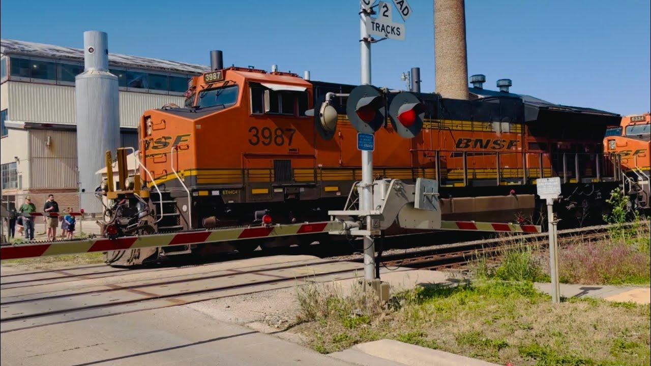 BNSF 3987 Leads westbound intermodal train through Rochelle, Illinois 6 ...