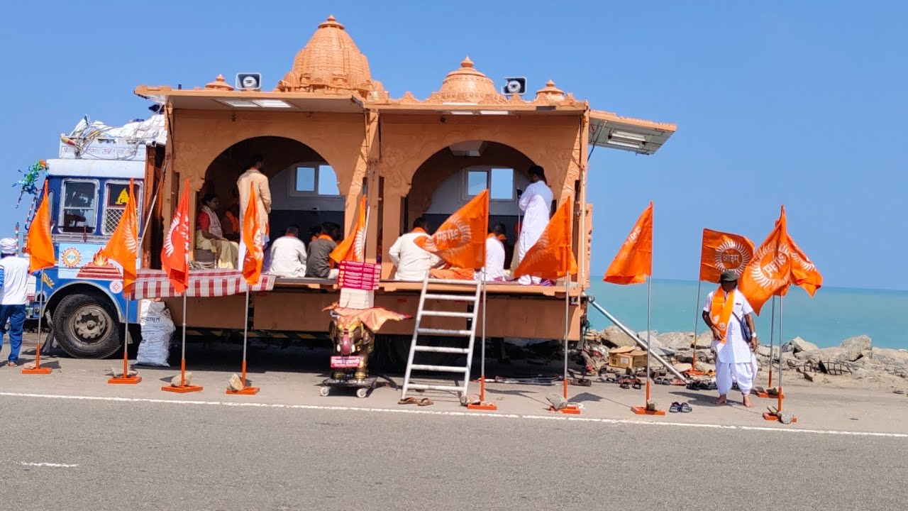 रामेश्वरम तमिल नाडु समुद्र के किनारे वैदिक जज करते हुए आर्य जन