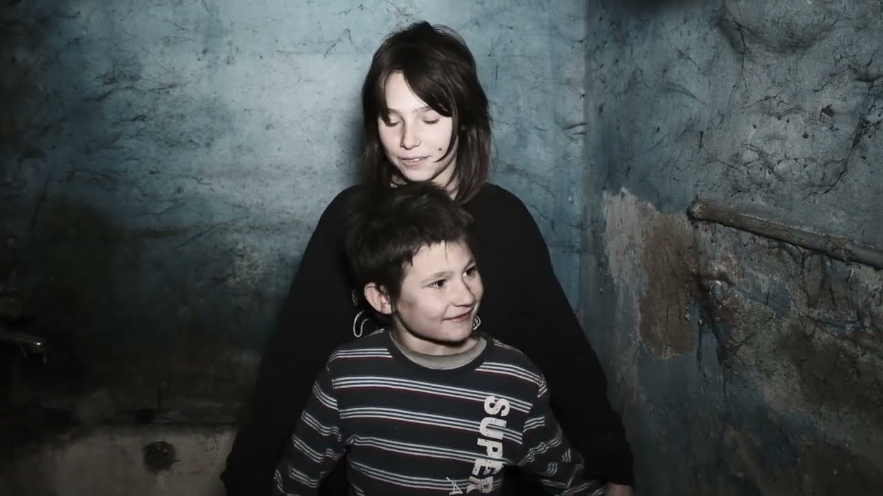 Тужни погледи из језивог купатила – мали Илијини већ шест година немају струју!