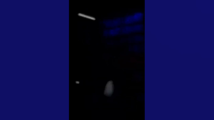 Profesor apaga la luz del aula durante un examen y descubre que sus alumnos estaban copiando