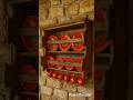 Piattaia da parete in legno massello | Design rustico artigianale e ceramiche decorate #shortvideo