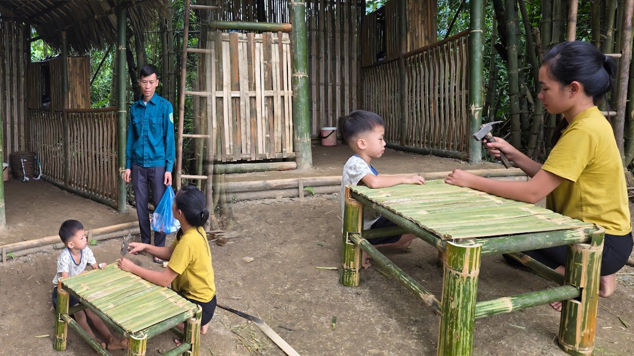 Tieu Anh and her son were making dinner, the policeman came to visit and help.