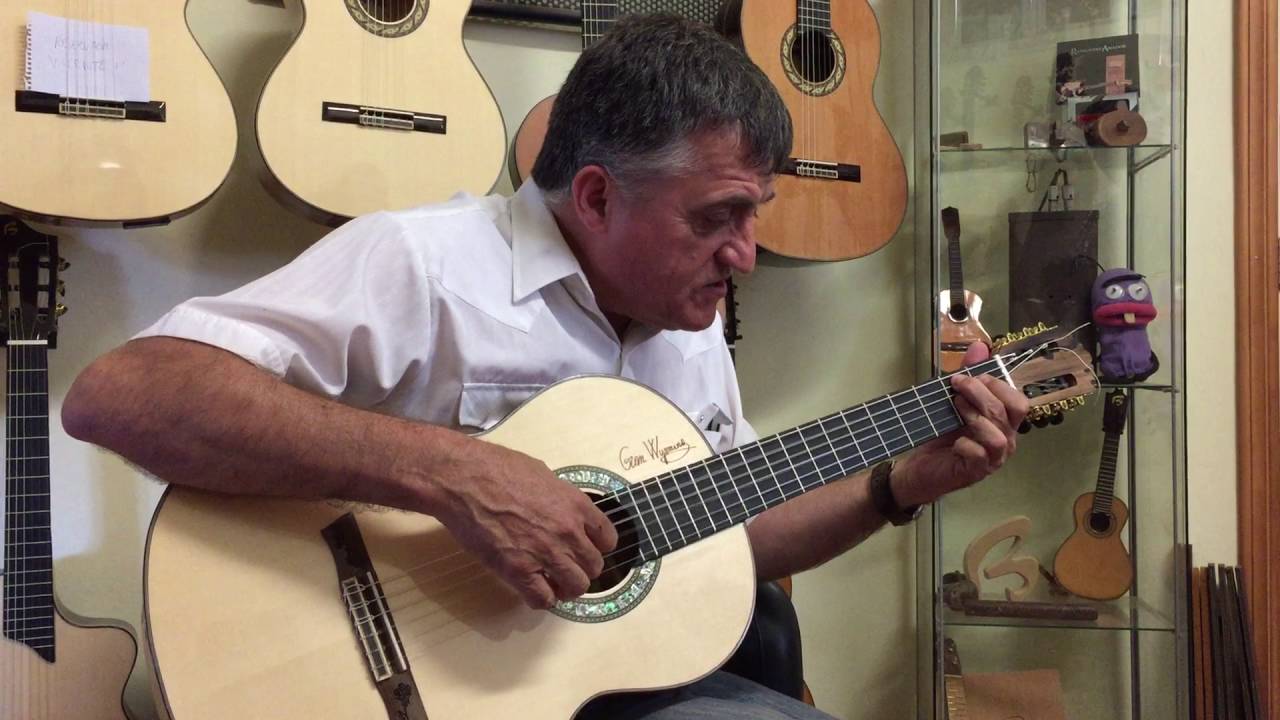 El Gran Wyoming en el taller de Guitarras Francisco Bros con su nueva  guitarra Francisco Bros. - YouTube