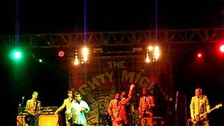 The Mighty Mighty Bosstones - The Impression I Get &amp; Tin Soldiers (Live Leeds Fest 2011)