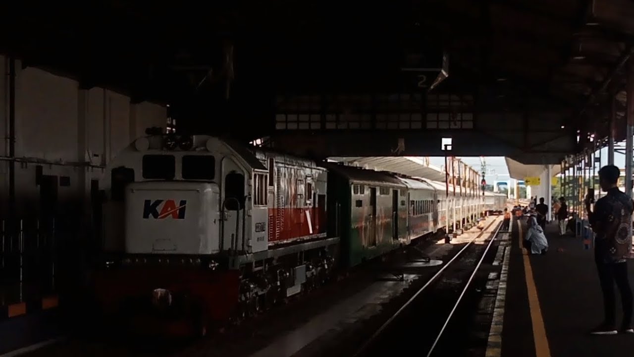 KA GAYA BARU MALAM SELATAN DI STASIUN KERTOSONO DISAMBUT LAGU ...