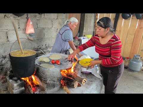 MI AMAMÁ HACIENDO TORTILLAS PARA COMER CON CHILE