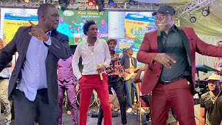 Les pas de danse Moustapha Gueye, Gris et Baboye devant Wally Seck et Balla Gaye 2 au…..