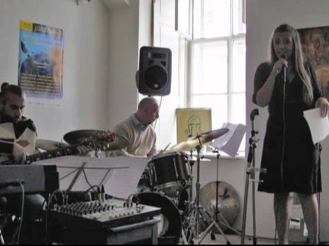 Mlada beogradska džez pevačica u "Kenedi centru"