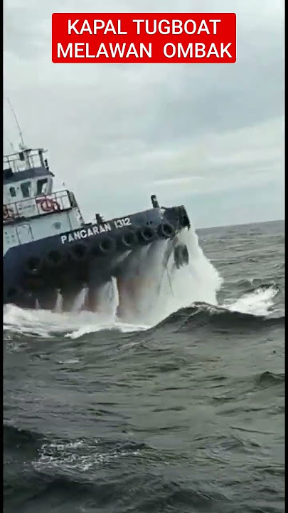 🔴KAPAL TUGBOAT MELAWAN OMBAK⁉️TINGGINYA GELOMBANG AIR LAUT DI BULAN DESEMBER 2022