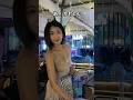 タイのバーの美しい少女がハンサムな日本人男性を見たときの胸キュン反応