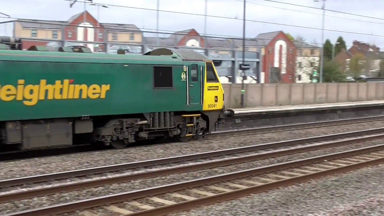 Freightliner Class 90 Flying Through Tamworth Lower Level (22/4/16)