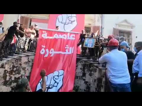 محتجون يقتحمون مبنى وزارة الخارجية في الأشرفية