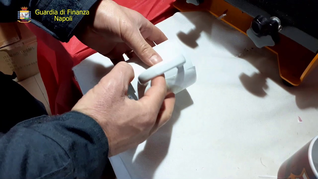 Pollena Trocchia, scoperta fabbrica abusiva: sequestrati più di 22.400 articoli contraffati