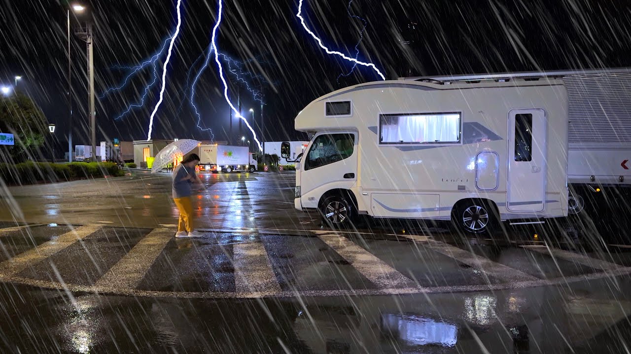 Грозная ночь, проведенная в маленьком автофургоне под шум дождя