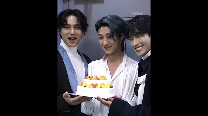 The8 wants to take photos with 97z line 🥺They look so adorable 😍 #the8 #mingyu #dk#seventeen #shorts