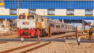 FULL SPEEDING SOUTH LINE TRAIN AT THE LARGE STATION!! Afternoon Train at Kiaracondong Station