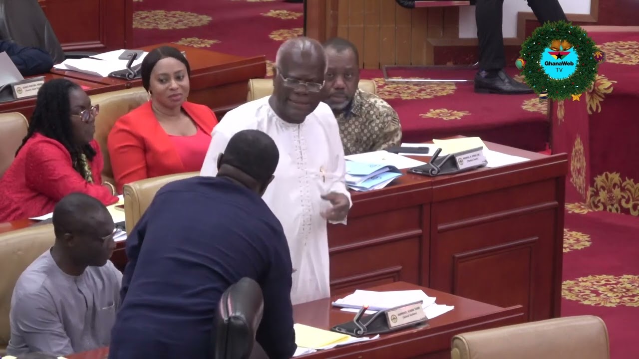 КТ Хаммонд пытается ударить Анно Домпреха после того, как ему сказали закончить длинный приём